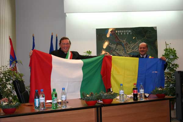 bandiere dell'Italia e della Romania 